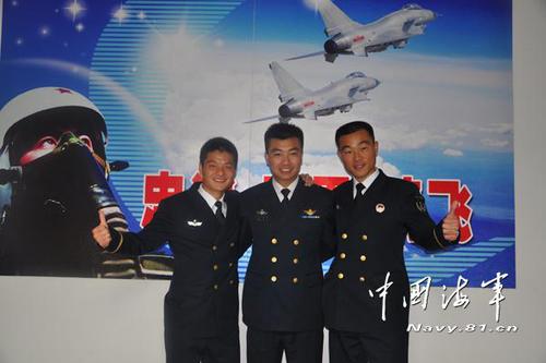 姜濤（中）與學(xué)員們?cè)谝黄稹?lái)源：中國(guó)海軍網(wǎng)