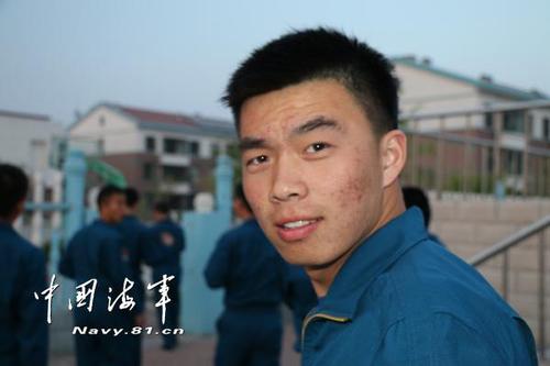 魯朋飛在訓(xùn)練場(chǎng)上。來(lái)源：中國(guó)海軍網(wǎng)