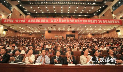 4、深圳市政協(xié)六屆一次會(huì)議5月28日開幕，委員們認(rèn)真聽會(huì)_副本