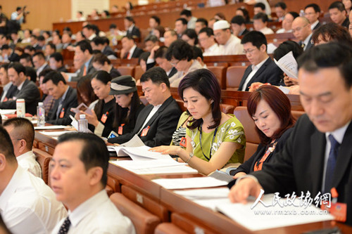 6、深圳市政協(xié)六屆一次會(huì)議5月28日開幕，委員們認(rèn)真聽會(huì)_副本