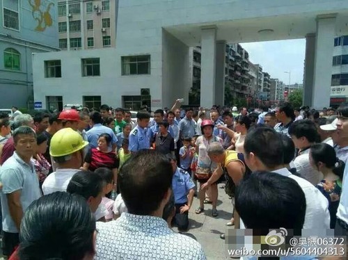 據(jù)報(bào)道，楊波、唐建玉之前所反映的問題當(dāng)?shù)仡I(lǐng)導(dǎo)非常重視，多次接訪，并召集相關(guān)部門對其反映的問題進(jìn)行了調(diào)查并依法依規(guī)作出了處理，但楊波、唐建玉等人認(rèn)為處理結(jié)果未達(dá)到個(gè)人訴求目的，又再次上訪。圖為事發(fā)現(xiàn)場。