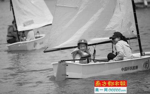 昨日，深圳“帆樂海岸·中國杯親子帆船節(jié)”在歡樂海岸狂歡廣場游輪碼頭舉行。