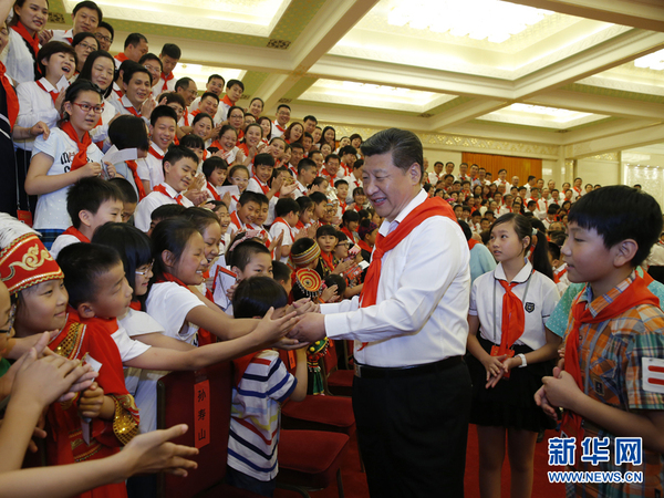 6月1日，黨和國家領(lǐng)導(dǎo)人習(xí)近平、劉云山等在北京人民大會堂親切會見中國少年先鋒隊第七次全國代表大會全體代表。 新華社記者 鞠鵬 攝