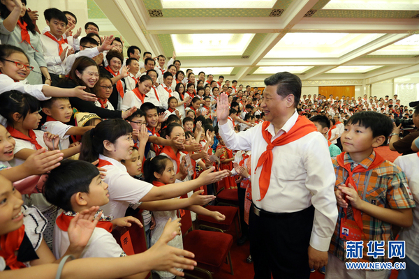 6月1日，黨和國家領(lǐng)導(dǎo)人習(xí)近平、劉云山等在北京人民大會堂親切會見中國少年先鋒隊第七次全國代表大會全體代表。 新華社記者 馬占成 攝