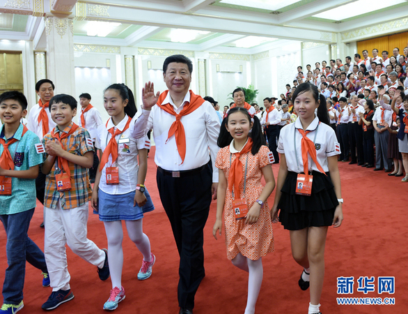 6月1日，中國(guó)少年先鋒隊(duì)第七次全國(guó)代表大會(huì)在北京開幕。這是習(xí)近平、劉云山等來(lái)到人民大會(huì)堂，與代表們親切握手，并合影留念。 新華社記者 王曄 攝