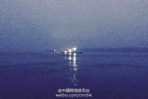 目前多輛搜救船只正在事發(fā)地點(diǎn)進(jìn)行救援。