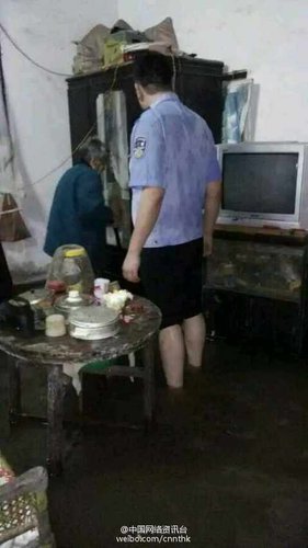 圖為武警等部門(mén)轉(zhuǎn)移群眾。