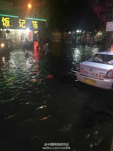 而湖北荊州監(jiān)利縣由于持續(xù)降雨，多條道路被淹，水深大約60公分，目前當(dāng)?shù)卣诮M織公安，武警等部門轉(zhuǎn)移群眾。