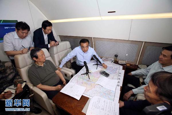 6月2日，在飛赴湖北監(jiān)利長江客輪事件現(xiàn)場的途中，國務(wù)院總理李克強(qiáng)在專機(jī)上召集有關(guān)方面負(fù)責(zé)人研究落實(shí)施救措施。 新華社記者 丁林 攝1
