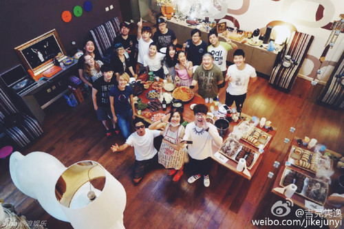 6月2日，歌手吉克雋逸通過微博曬出一組在劉歡家慶祝六一的照片，照片中，吉克雋逸等一行人不僅在劉歡家享受豐盛的美食，更和劉歡一起彈琴演奏，非常歡樂。