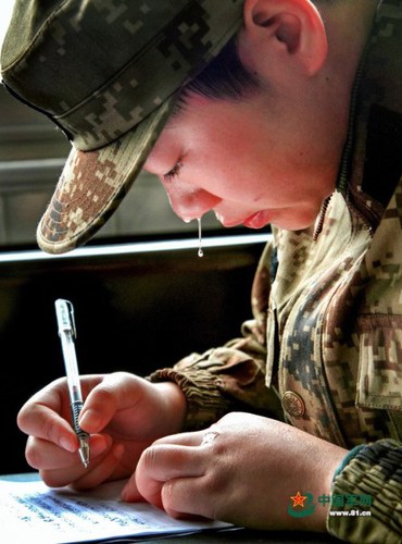 進(jìn)軍營，你寫第一封家書時(shí)難免會想家流淚。劉志云 攝