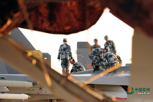戰(zhàn)機(jī)安全升空，離不開機(jī)務(wù)兵的嚴(yán)格把關(guān)。李愛明 攝