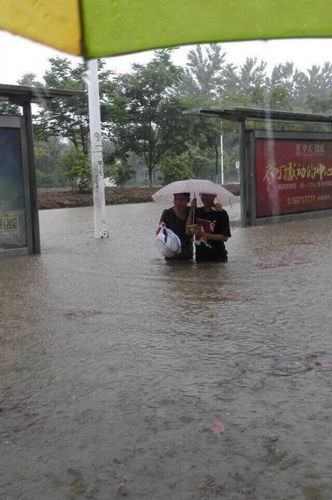 圖為暴雨中的南京。4