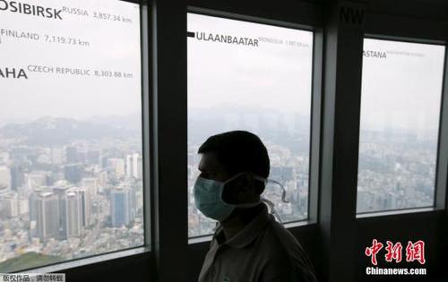 當地時間2015年6月8日，韓國首爾，游客戴口罩防止感染中東呼吸綜合征(MERS)。
