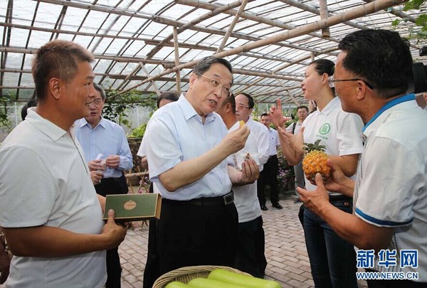 6月13日，中共中央政治局常委、全國政協(xié)主席俞正聲來到廈門市海滄區(qū)青礁村院前社出席兩岸“同名村、心連心”交流活動，并與部分前來參加第七屆海峽論壇的鄉(xiāng)親座談。這是俞正聲來到城市菜地管理房，聽取兩岸青年代表介紹共創(chuàng)“濟生緣合作社”情況。 新華社記者劉衛(wèi)兵