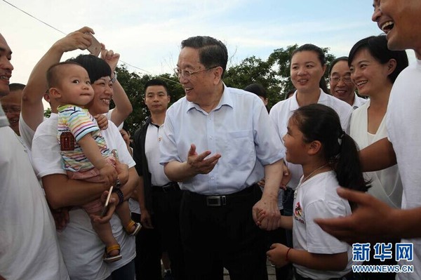 6月13日，中共中央政治局常委、全國政協(xié)主席俞正聲來到廈門市海滄區(qū)青礁村院前社出席兩岸“同名村、心連心”交流活動，并與部分前來參加第七屆海峽論壇的鄉(xiāng)親座談。這是俞正聲在社區(qū)的小路上與兩岸同名村的鄉(xiāng)親親切交談。 新華社記者劉衛(wèi)兵攝