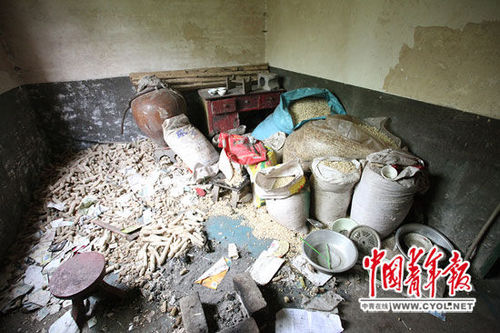 　6月11日，在4兄妹住的三層小樓里，一個房間堆滿了玉米。白皓 攝