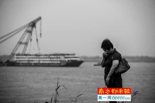 6月10日，遇難者家屬在岸邊哭泣。當日10時許，“東方之星”號客船被起吊船牽拉著緩緩拖離事發(fā)水域。 新華社發(fā)