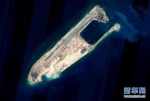 經(jīng)向有關(guān)部門了解，中國在南沙群島部分駐守島礁上的建設(shè)將于近期完成陸域吹填工程。這是完成陸域吹填工程后的永暑礁衛(wèi)星圖片。 新華社發(fā)