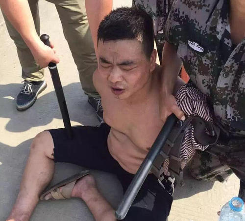 犯罪嫌疑人陳國勤被警方抓獲現(xiàn)場圖。