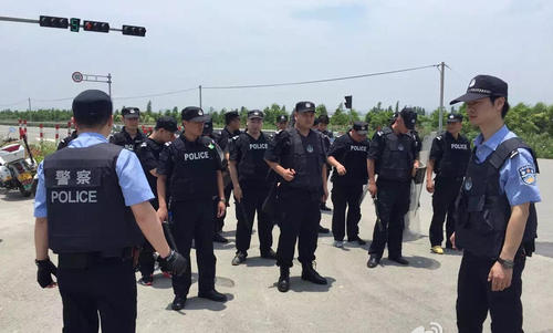 　　警方在抓捕殺人犯現(xiàn)場。