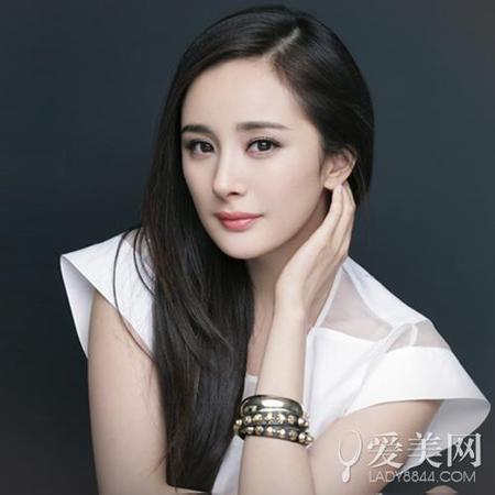 　情商超高的楊冪工作態(tài)度也十分敬業(yè)又隨和，還十分好溝通。