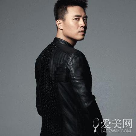 活動比預(yù)計(jì)時(shí)間結(jié)束得晚，他自己開車把記者送回家，雖然他鼻孔大長得一般，但此時(shí)此刻卻散發(fā)出了男神般的光輝。