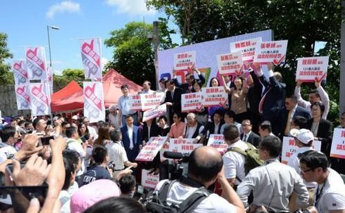 　6月17日上午，香港政府就政改方案提交立法會審議表決。圖為支持政改方案的香港團體在立法會大樓外集會。