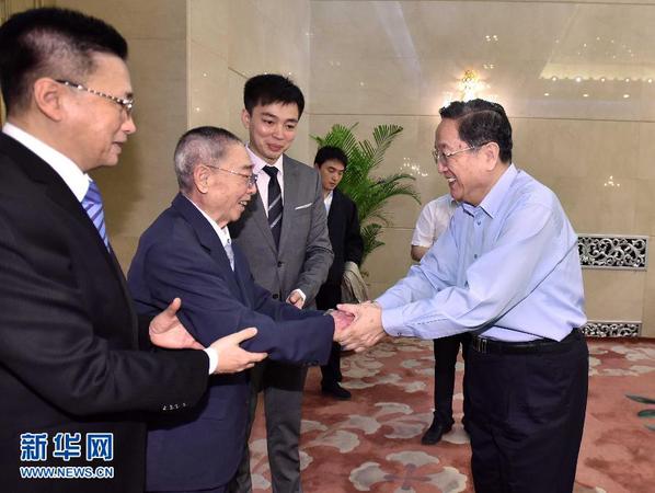 6月23日，中共中央政治局常委、全國政協(xié)主席俞正聲在北京出席譚元壽先生舞臺生活80周年座談會，并會見譚元壽先生及其親屬。這是座談會開始前，俞正聲與譚元壽親切握手交談。 新華社記者 李濤 攝