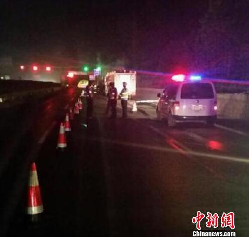 圖為參與現(xiàn)場處置人員?！＄娦馈z1