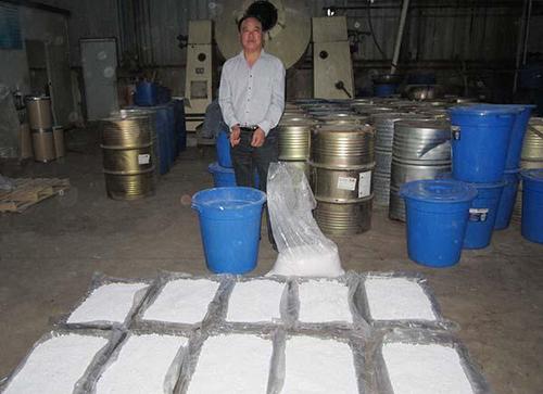 陜西咸陽三原縣大程鎮(zhèn)一制藥車間內(nèi)，查獲成品甲卡西酮128千克，半成品2噸，易制毒化學(xué)品丙酮等21桶2.85噸。