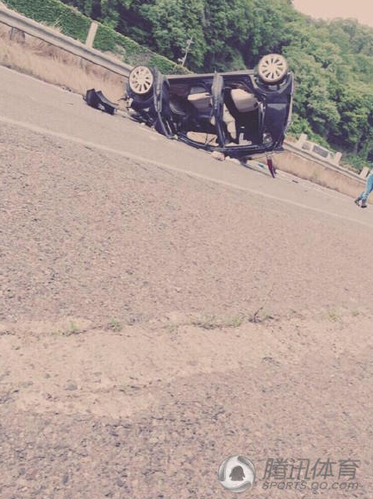 無獨(dú)有偶，前不久，日本一女子遭遇車禍,整個(gè)人被甩出車外...意識(shí)清醒后她第一時(shí)間發(fā)了腿照自拍,還不忘加了濾鏡磨了皮...