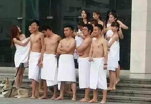 中國(guó)礦業(yè)大學(xué)校園內(nèi)多學(xué)生裹浴巾拍攝畢業(yè)照的照片被大量轉(zhuǎn)發(fā)，網(wǎng)友自嘆不如：“城里大學(xué)生真會(huì)玩。”