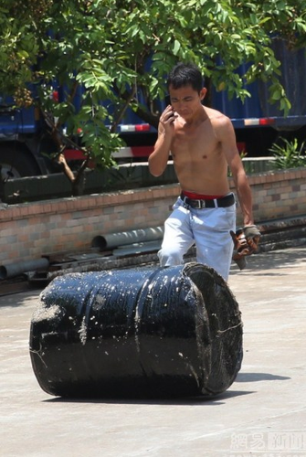 　　隨后，店主逐漸出現(xiàn)頭暈、惡心和腸胃不舒服的感覺，“不舒服以后，我趕緊把店關(guān)閉，并離開了”。圖為發(fā)生泄漏的儲(chǔ)存鐵桶。
