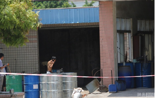 　據(jù)工廠附近便利店店主介紹，他先后聽到兩聲爆炸，“爆炸的聲音很響，我還以為是附近馬路上的汽車爆胎的聲音呢”。然而，就在店主正在思索是什么響聲時，對面的工廠內(nèi)突然冒出大量的白色濃煙，并伴有非常刺鼻的味道傳來。圖為工人在現(xiàn)場清理。