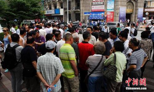 資料圖：6月13日，位于上海廣東路的申銀萬國黃浦營業(yè)部門前人頭攢動，沉寂了很長一段時間的“馬路股市沙龍”重現(xiàn)上海街頭。湯彥俊 攝