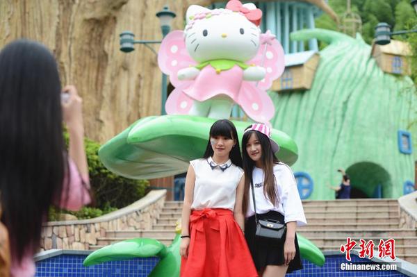 7月1日，中國首家HELLOKITTY主題公園正式開園，不少市民前來游玩。 中新社發(fā) 李晨韻 攝1