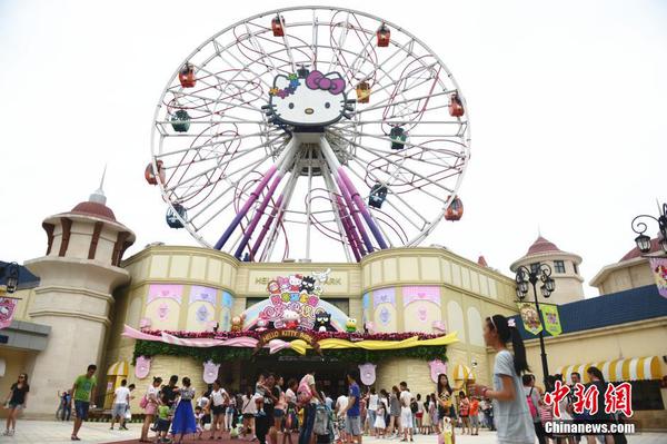 7月1日，中國(guó)首家HELLOKITTY主題公園正式開(kāi)園，不少市民前來(lái)游玩。 中新社發(fā) 李晨韻 攝3