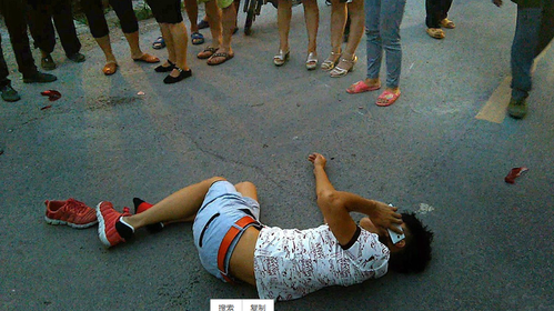7月10日，安徽淮北，一名青年男性車禍后倒在路上，眾人圍觀