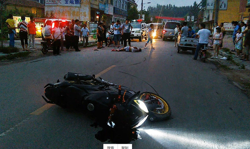 477月10日，安徽淮北，一名青年男性車禍后倒在路上，眾人圍觀。