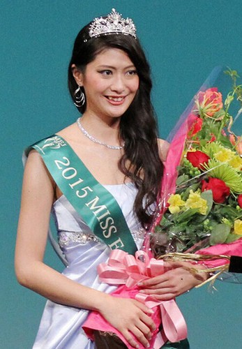 世界四大選美比賽之一的“Miss Earth”11日在東京舉行比賽，24歲的新潟女孩山田彩乃脫穎而出成為2015地球小姐日本賽區(qū)代表。日本網(wǎng)友紛紛吐槽“長(zhǎng)太丑”。