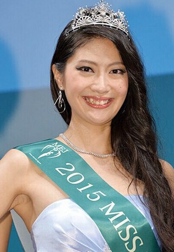 世界四大選美比賽之一的“Miss Earth”11日在東京舉行比賽，24歲的新潟女孩山田彩乃脫穎而出成為2015地球小姐日本賽區(qū)代表。日本網(wǎng)友紛紛吐槽“長太丑”。1