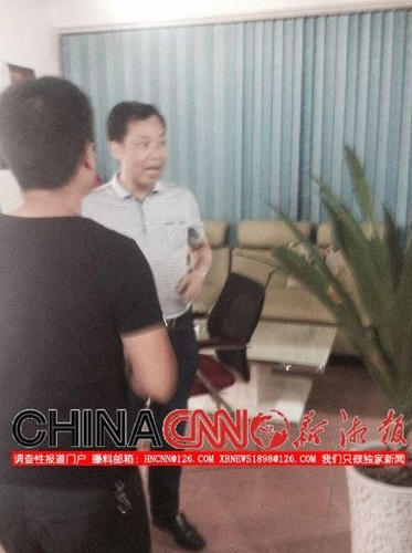 耒陽(yáng)市文聯(lián)主席熊艾春在耒陽(yáng)社區(qū)網(wǎng)站辦公室“討要說(shuō)法”。