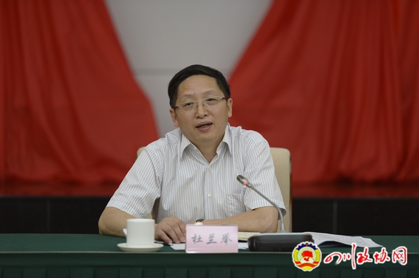 省政協(xié)副秘書長、研究室主任杜蘭舉主持會議。記者 張異同攝