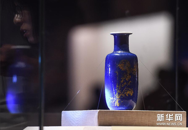 7月14日，觀眾在欣賞故宮博物院藏的“灑藍(lán)釉描金小棒槌瓶”。