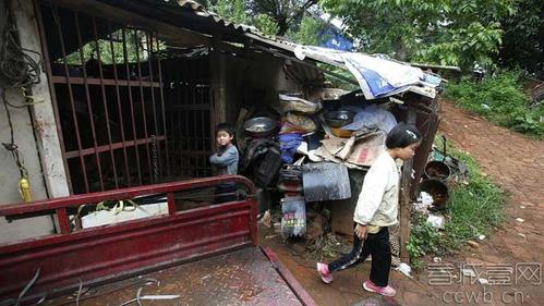 路路的家非常簡陋，父母就靠收廢舊品掙點收入。 春城晚報記者 周明佳 攝