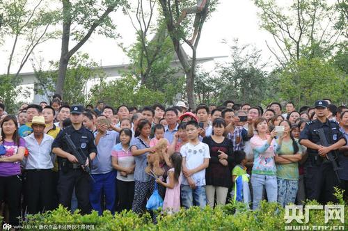 2015年07月20日，安徽滁州，菱溪湖公園兇殺案犯罪嫌疑人在菱溪湖公園進(jìn)行犯罪現(xiàn)場(chǎng)指認(rèn)。