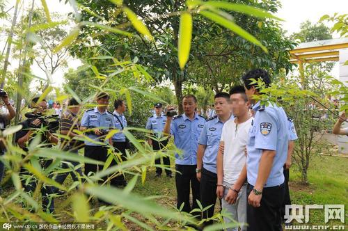 2015年07月20日，安徽滁州，菱溪湖公園兇殺案犯罪嫌疑人在菱溪湖公園進行犯罪現(xiàn)場指認。1