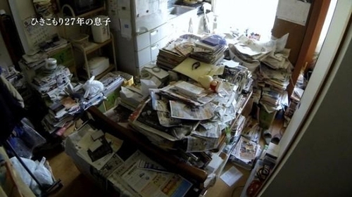 　27年來，日本第一宅男真樹每天就是看電視、報紙、雜志、擺弄相機，聊天的對象僅限于如今已經(jīng)69歲的母親。