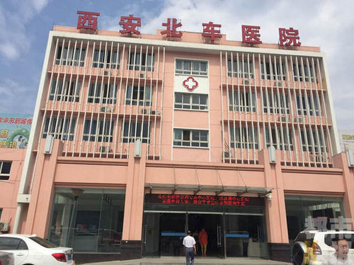 從視頻中可以看到，雖然有人一直在喊別打了，但這名男子一直在打老人耳光，還用腳狠踩老人頭部。據(jù)了解，此次事件導(dǎo)致賀阿姨一根肋骨斷裂，面部青紫，牙齒也被打掉了兩顆。而涉事的菜商，今年也五十多歲了，其打人的兒子則在三十歲左右。